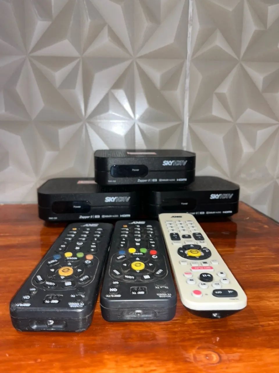 Receptores SKY HDTV com Controles Remotos