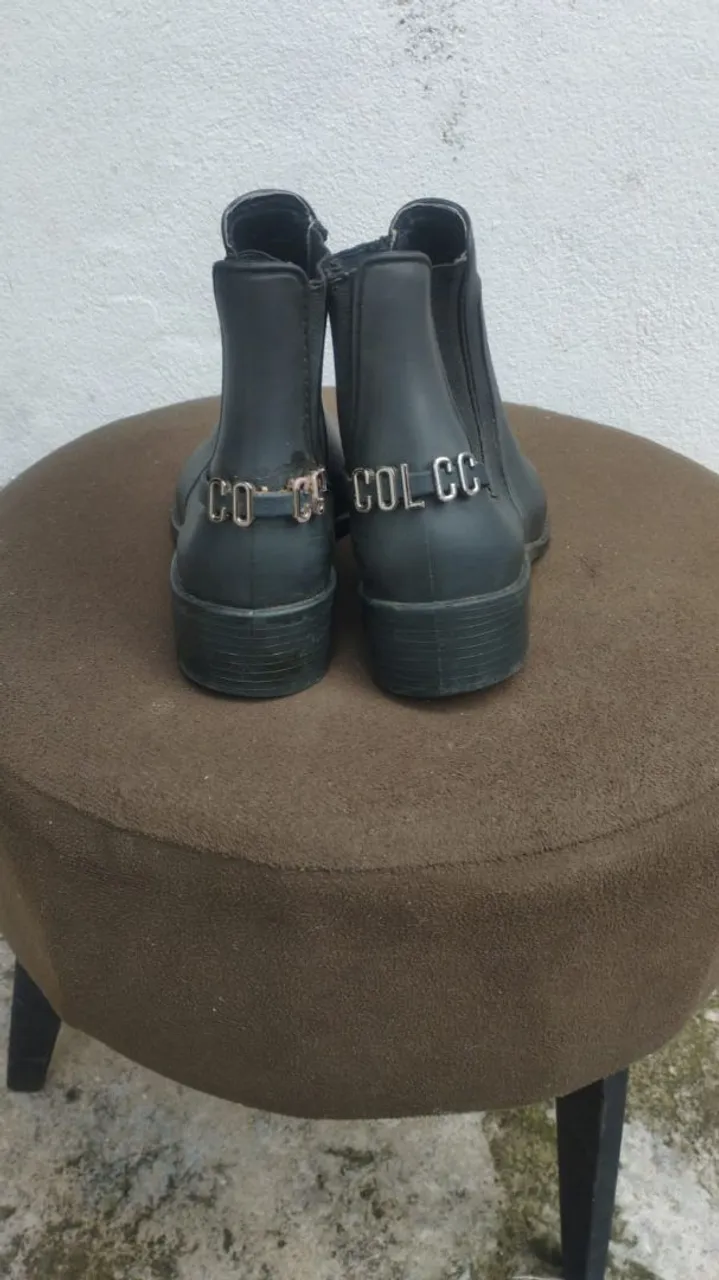 Botas da marca Colcci de cano curto pretas com detalhes em metal