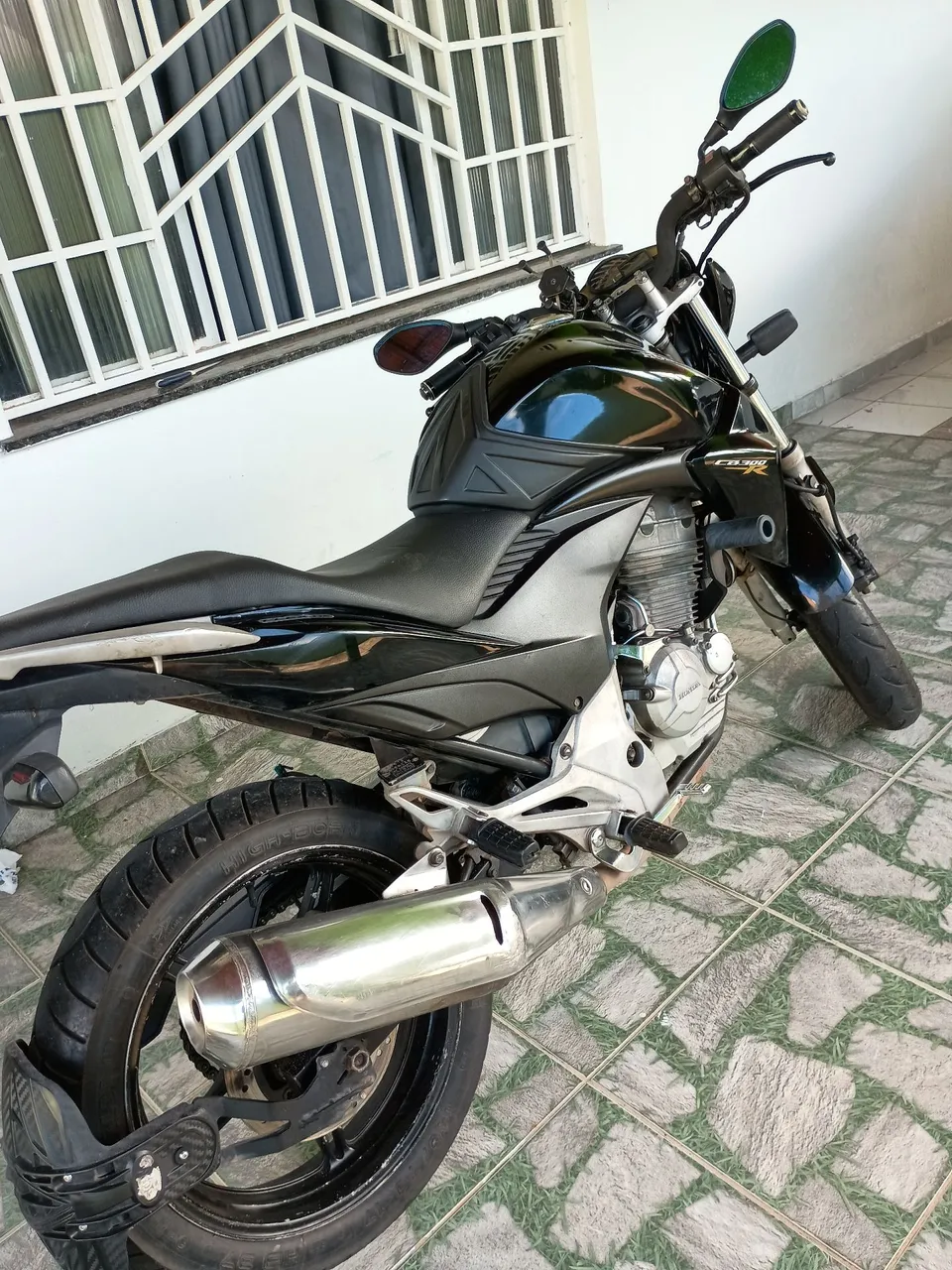 CB 300 em ótimo estado .