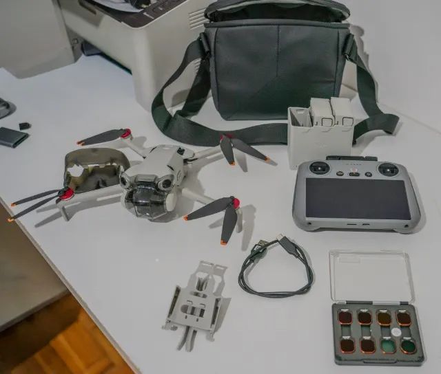 Drone DJI Mini 4 Pro FlyMore Combo