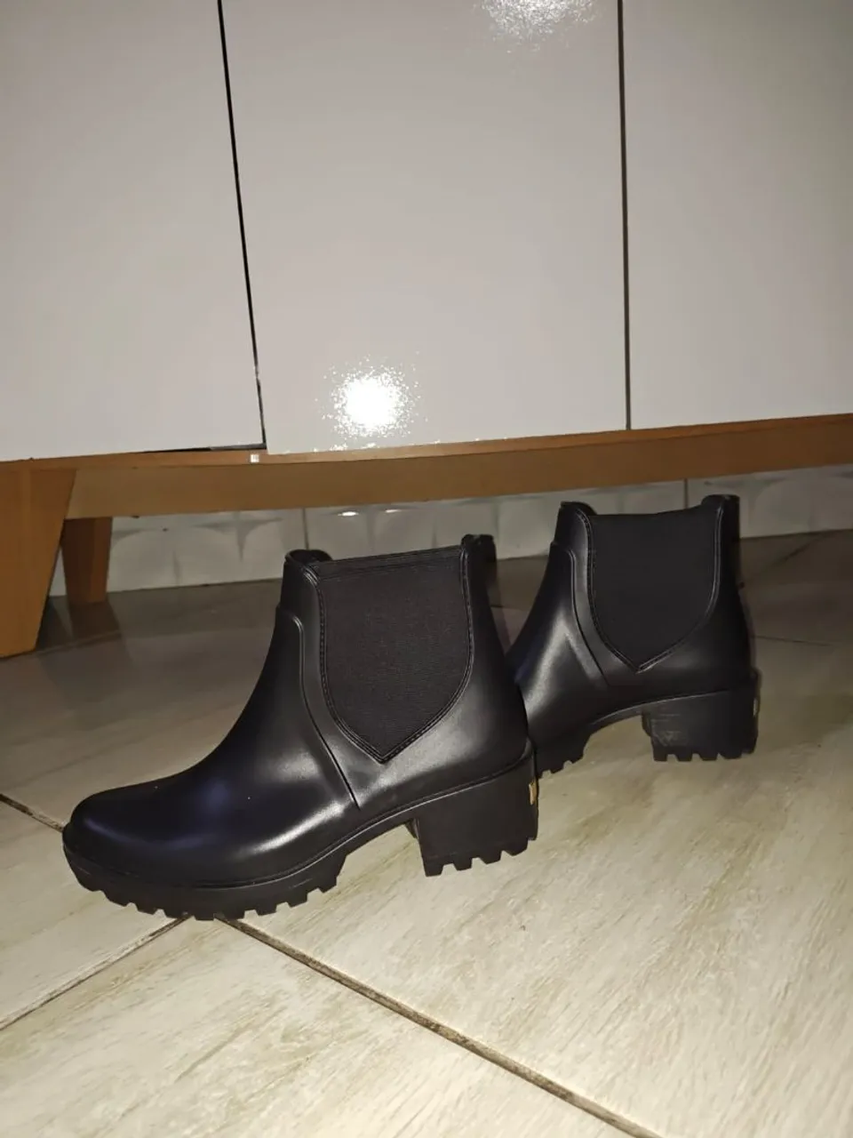 Bota Chelsea Colcci Tratorada Preta (seminova - usada uma só vez)