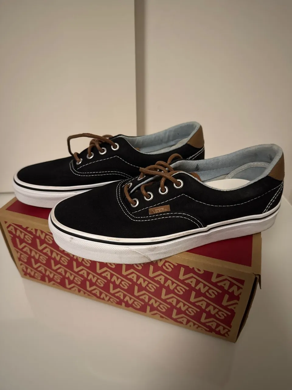 Tênis Vans Era Preto com detalhes em marrom