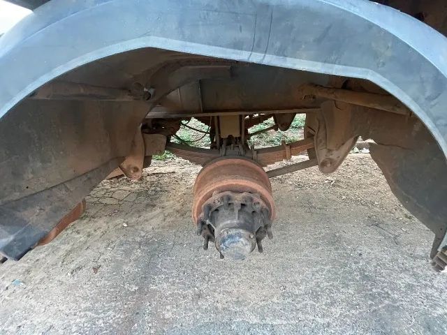 VENDO 3 EIXOS DE CARRETA À DISCO RANDON COMPLETOS COM MOLAS, RODAS E 2 SUSPENSORES - Foto 2