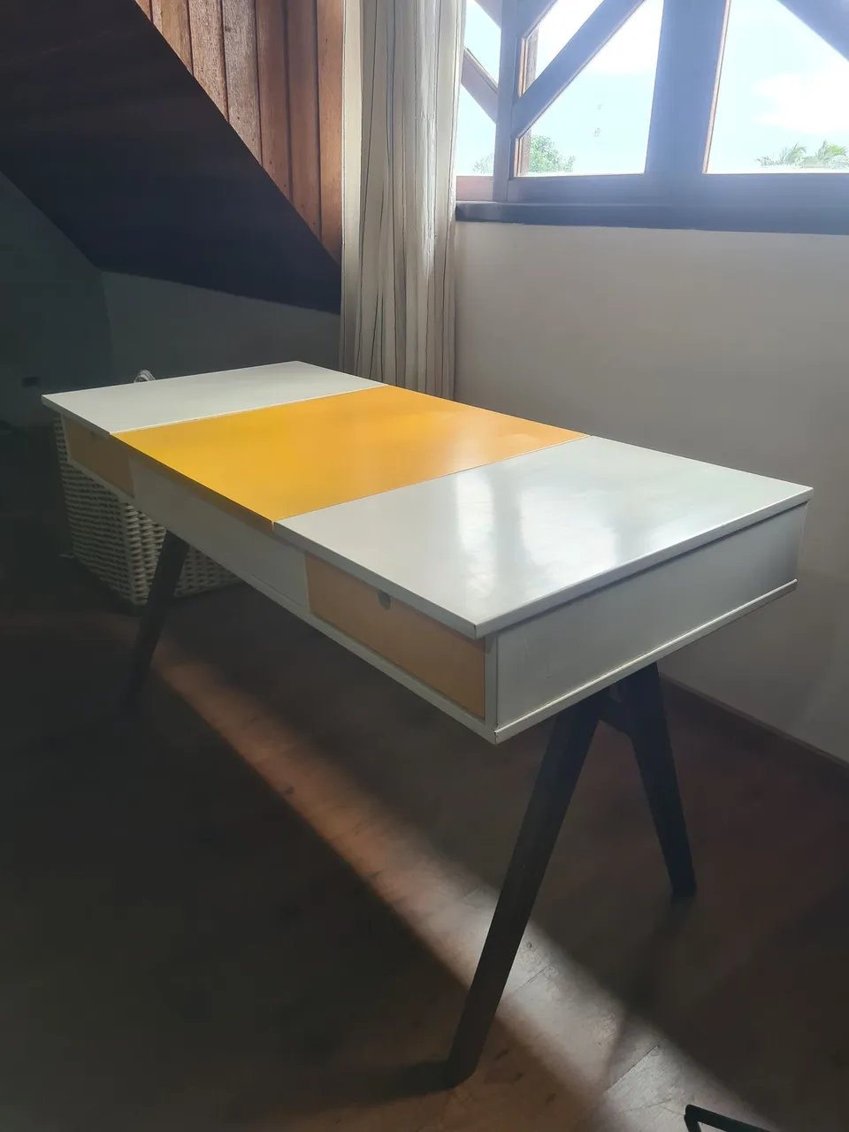 Escrivaninha TokStok Moderna com Detalhes em Amarelo