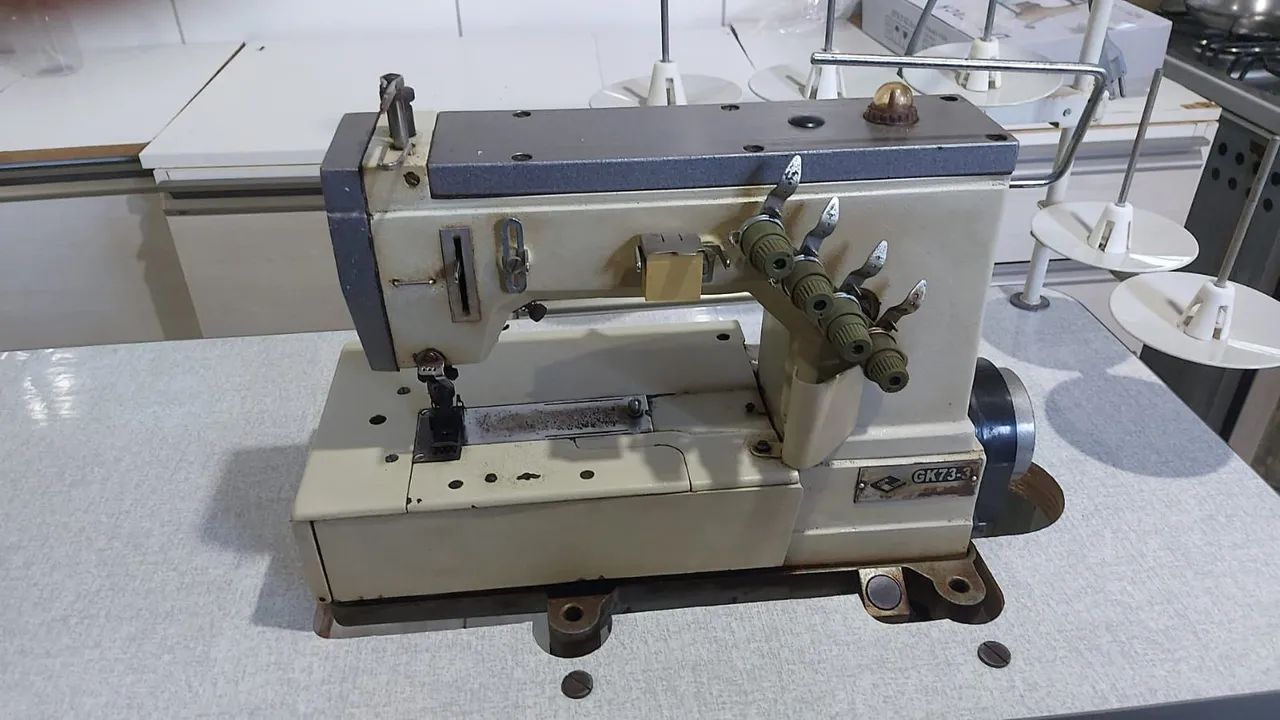 Máquina de costura Galoneira três agulhas  - Foto 2