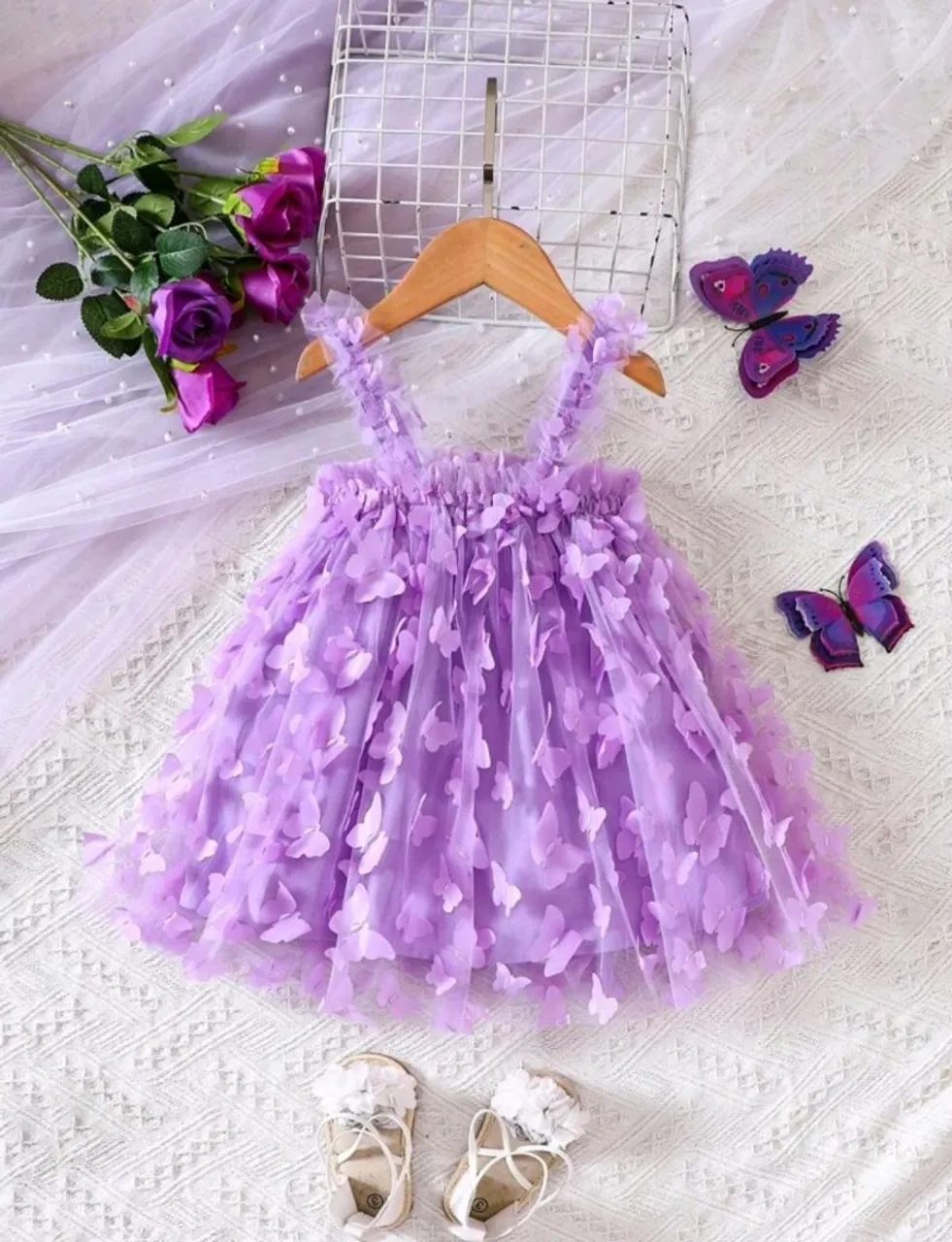 Vestido de renda infantil com detalhes de borboleta