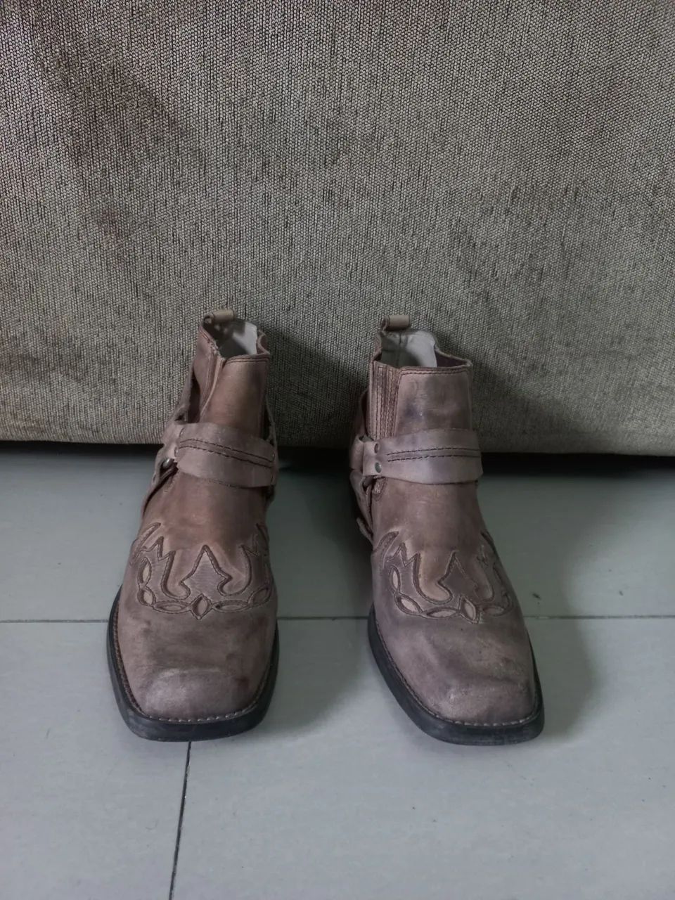 Botas de couro marrom com detalhes rajados