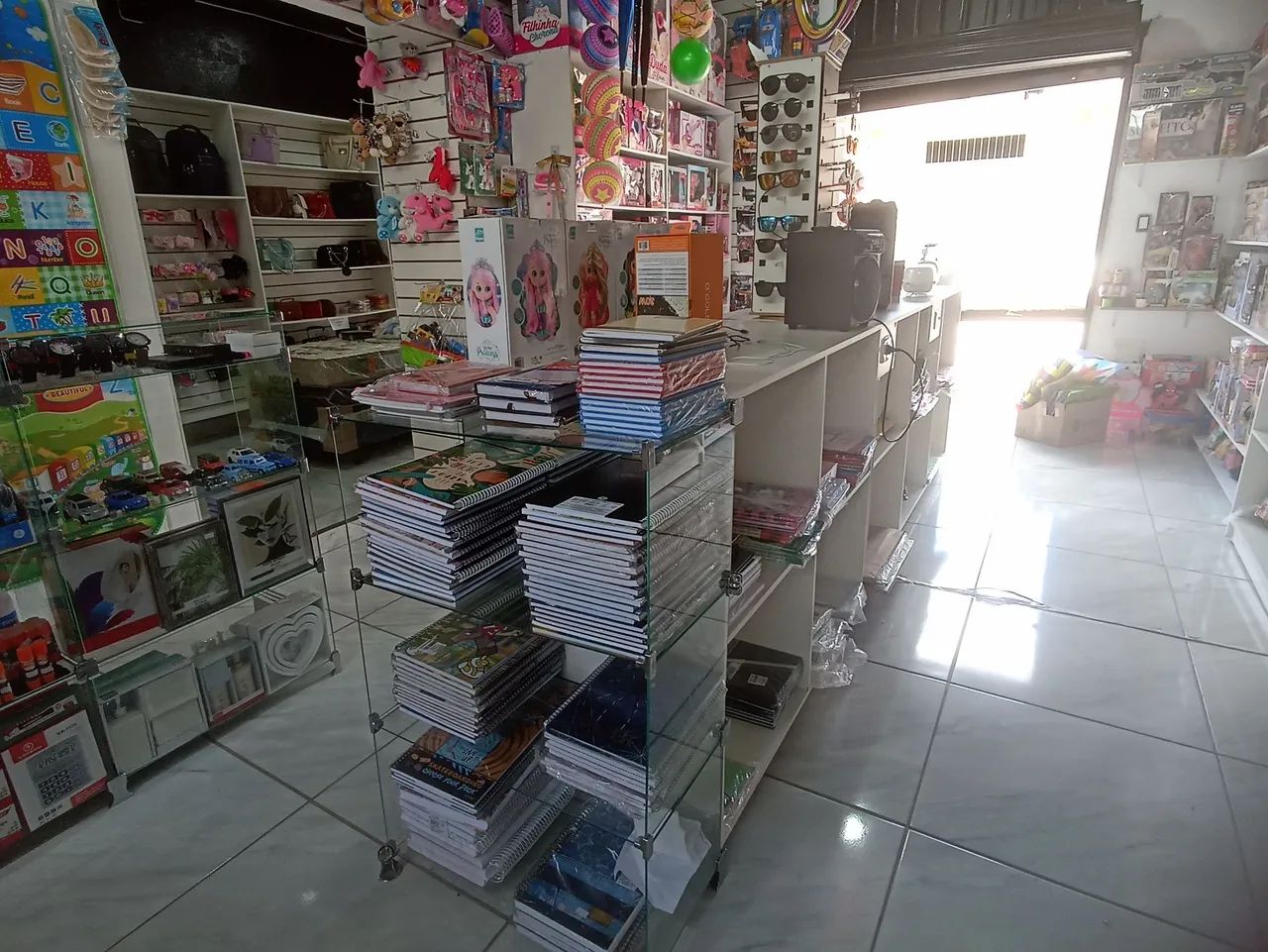 Expositores e prateleiras para brinquedos material escolar loja de brinquedos - Foto 4