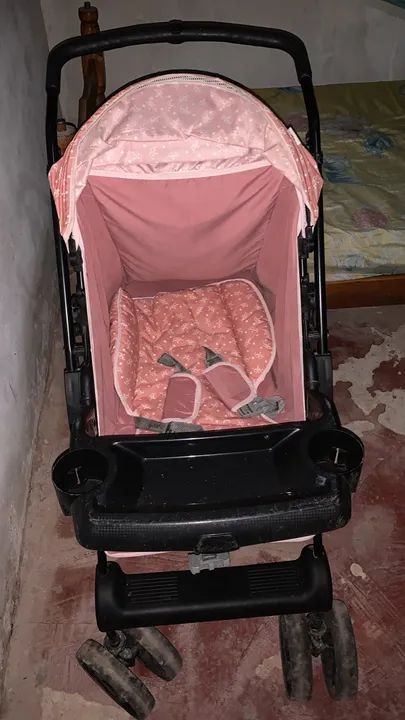 Carrinho de Bebê Rosa em Ótimo Estado - Foto 2