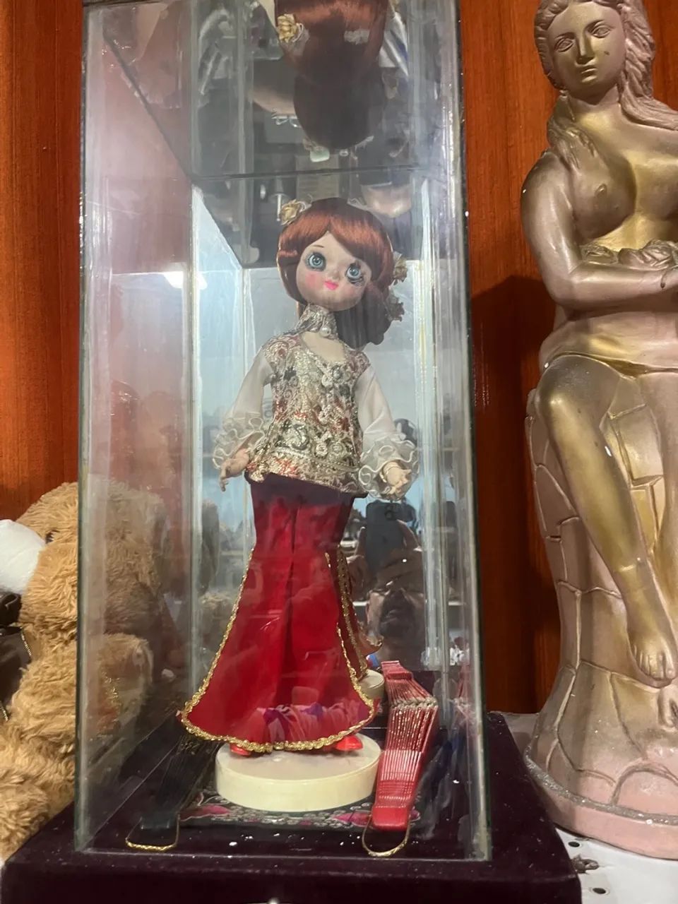 Boneca antiga em vitrine de vidro rara  - Foto 2