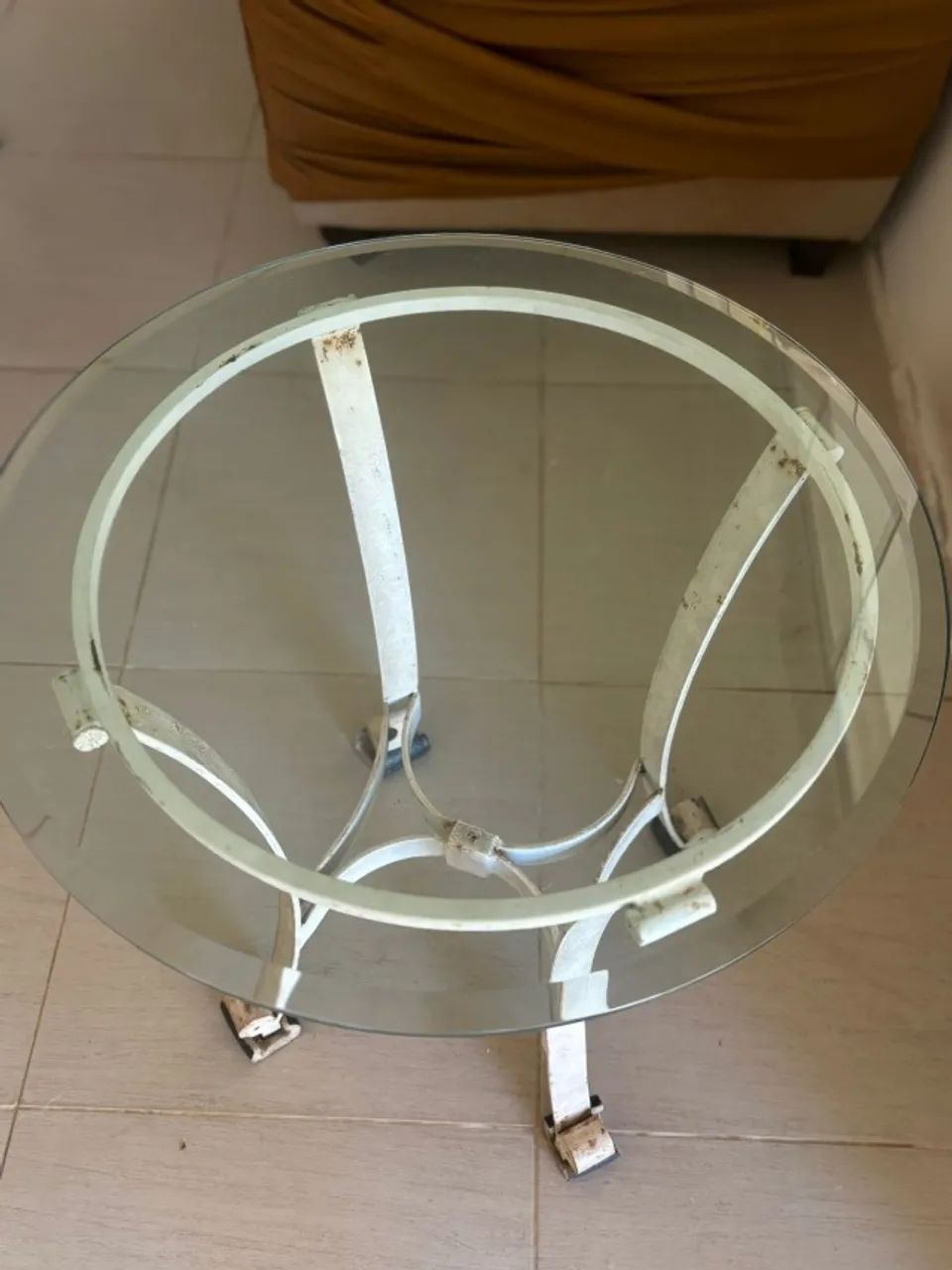Vendo Mesa De Centro Com Tampo redondo de vidro e Pés Em ferro - Foto 3