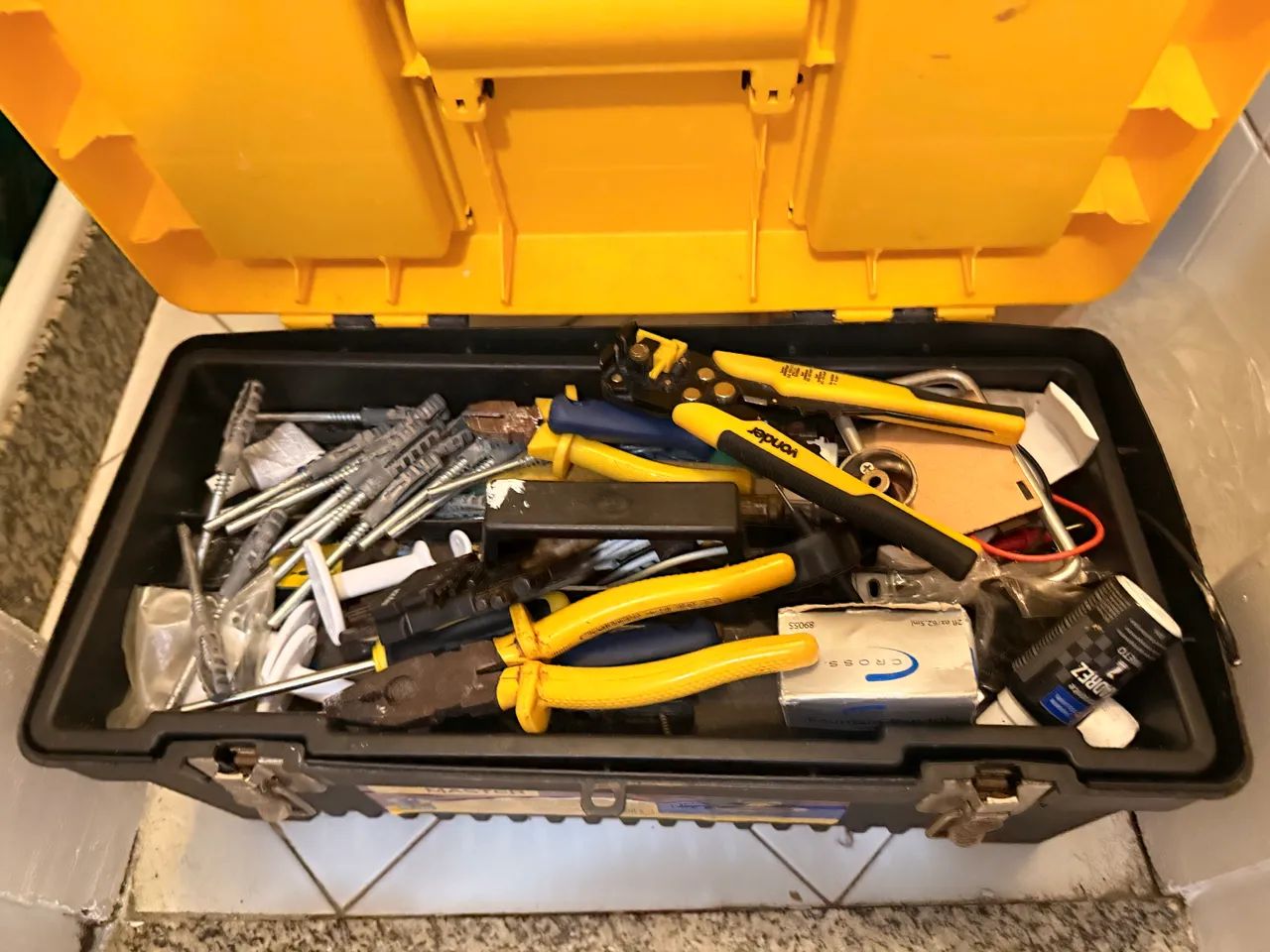 Caixa de ferramentas VONDER com ferramentas várias64861554888834122