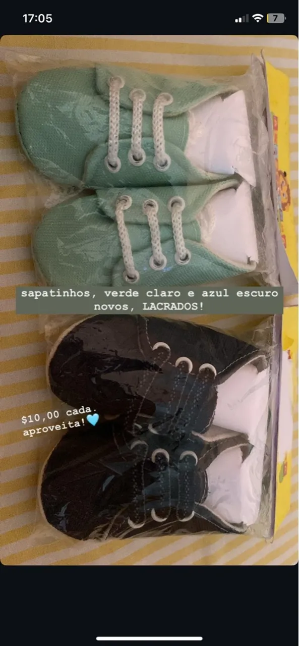 Sapatinhos de bebê novos, verde claro e azul escuro