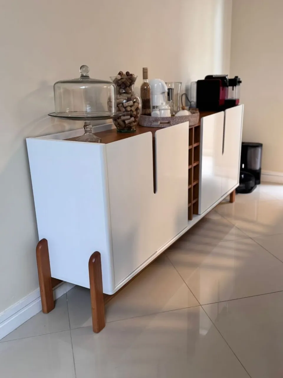 Aparador Moderno Branco com Detalhes em Madeira