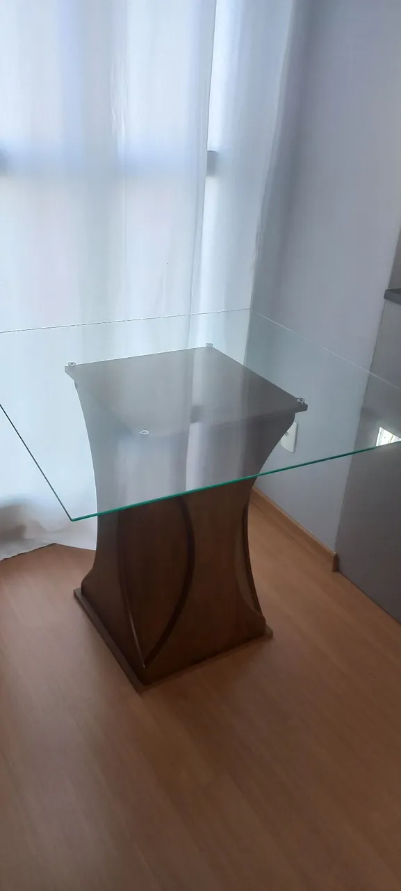 Mesa de Jantar de Vidro com Base em Madeira