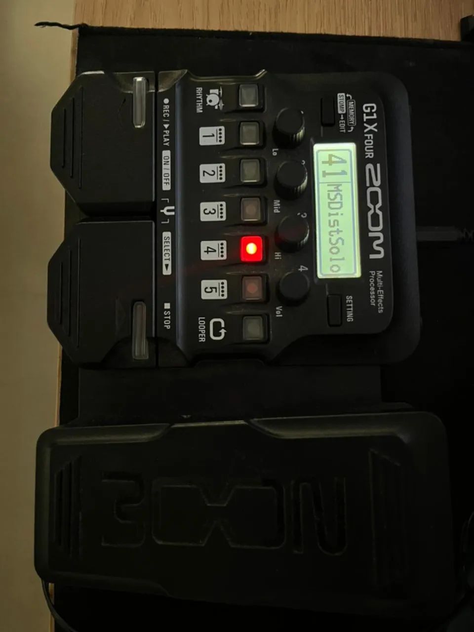 Zoom G1x Four (Pedal De Efeito/Pedaleira Para Guitarra)