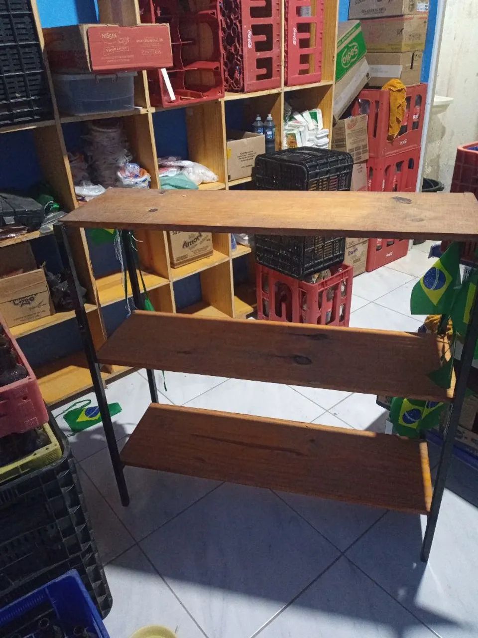 Estante de madeira com 3 prateleiras 