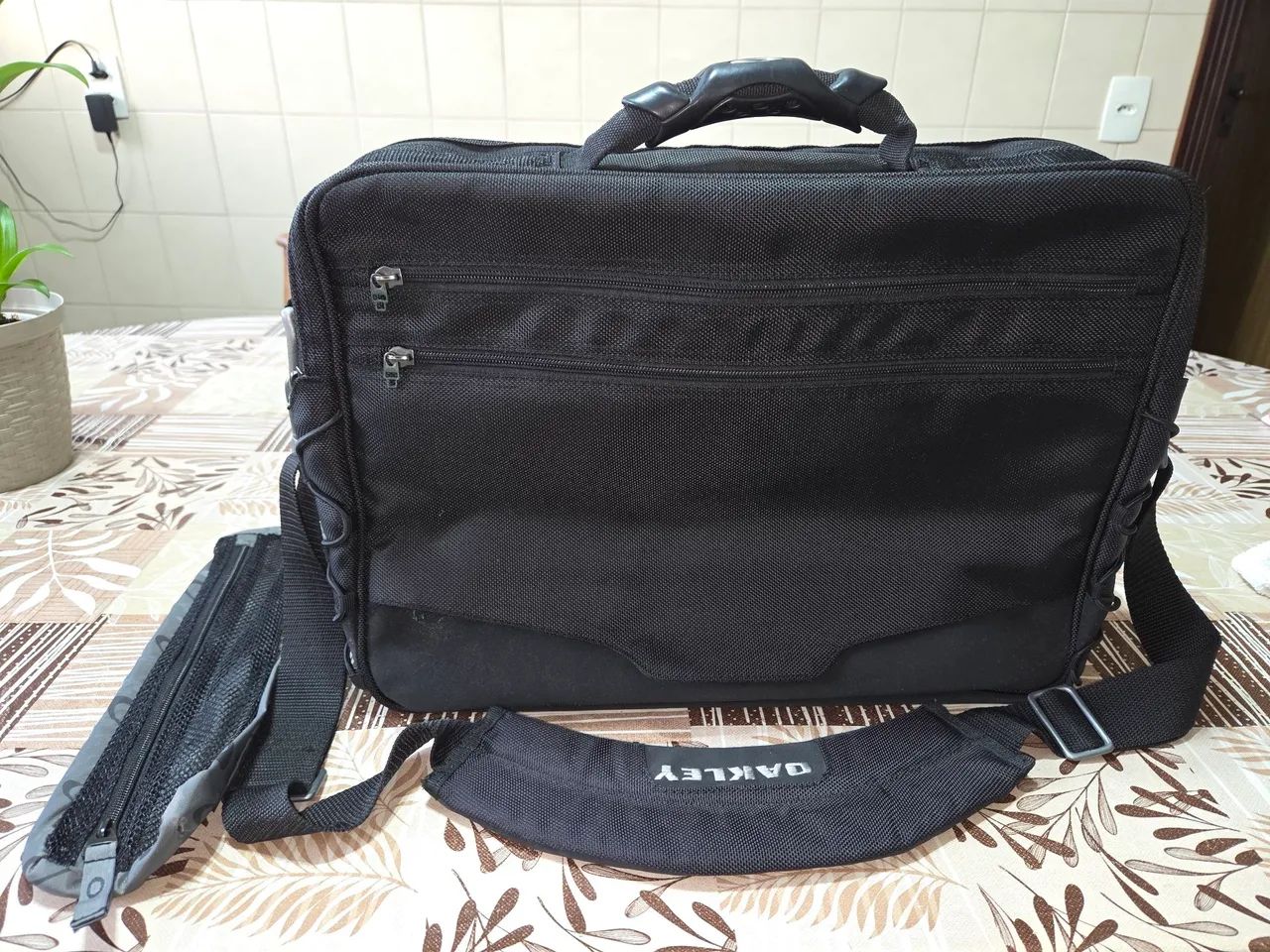 BOLSA OAKLEY COMPUTER  , ORIGINAL  , SEMI NOVA  , ESTADO DE NOVA  ! - Foto 3