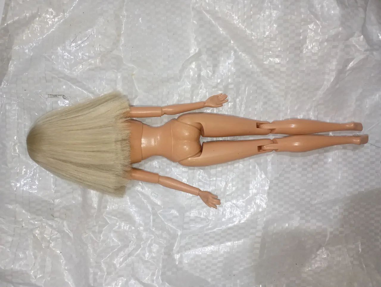Boneca Barbie artuculada cabelo cortado  - Foto 2
