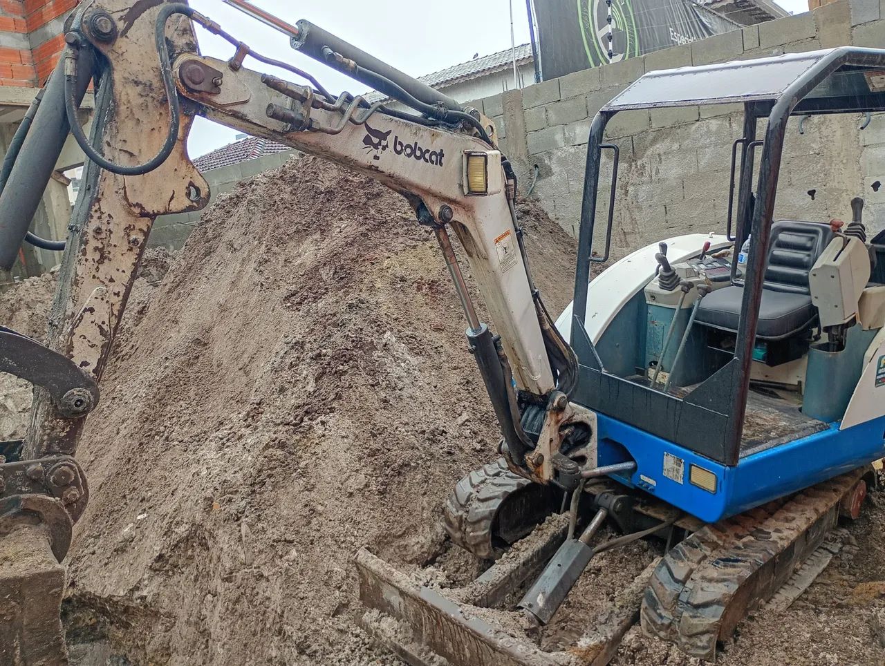 Mini Escavadeira Bobcat - S325 ano 2010. - Foto 6