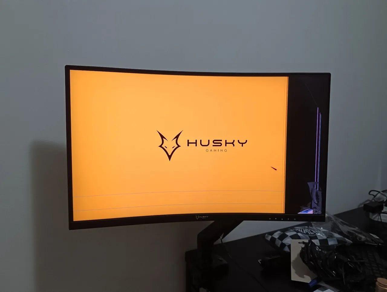Monitor Husky 165hz Curvo 31 polegadas com defeito na tela do lado direito, led zoou!