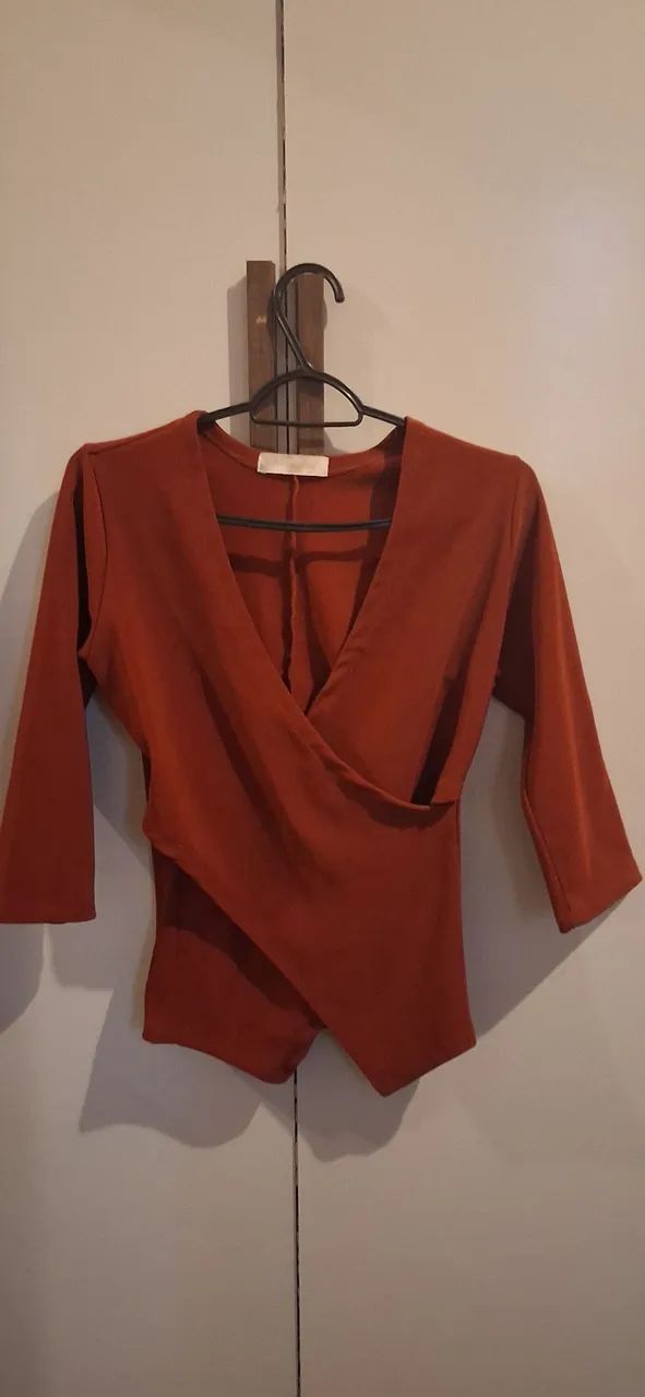 Blusa Marrom/terracota transpassada com decote em V - Foto 4