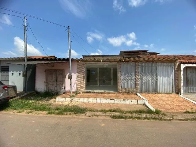 Casa com ponto comercial na frente 