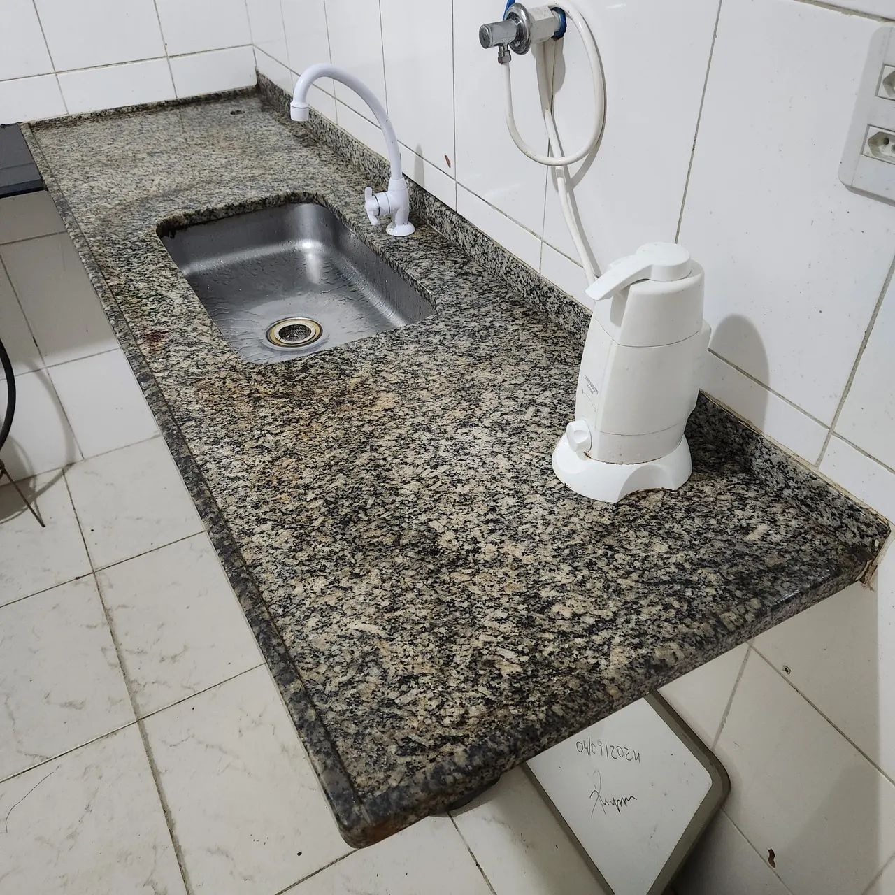 Bancada em granito cinza com cuba inox
