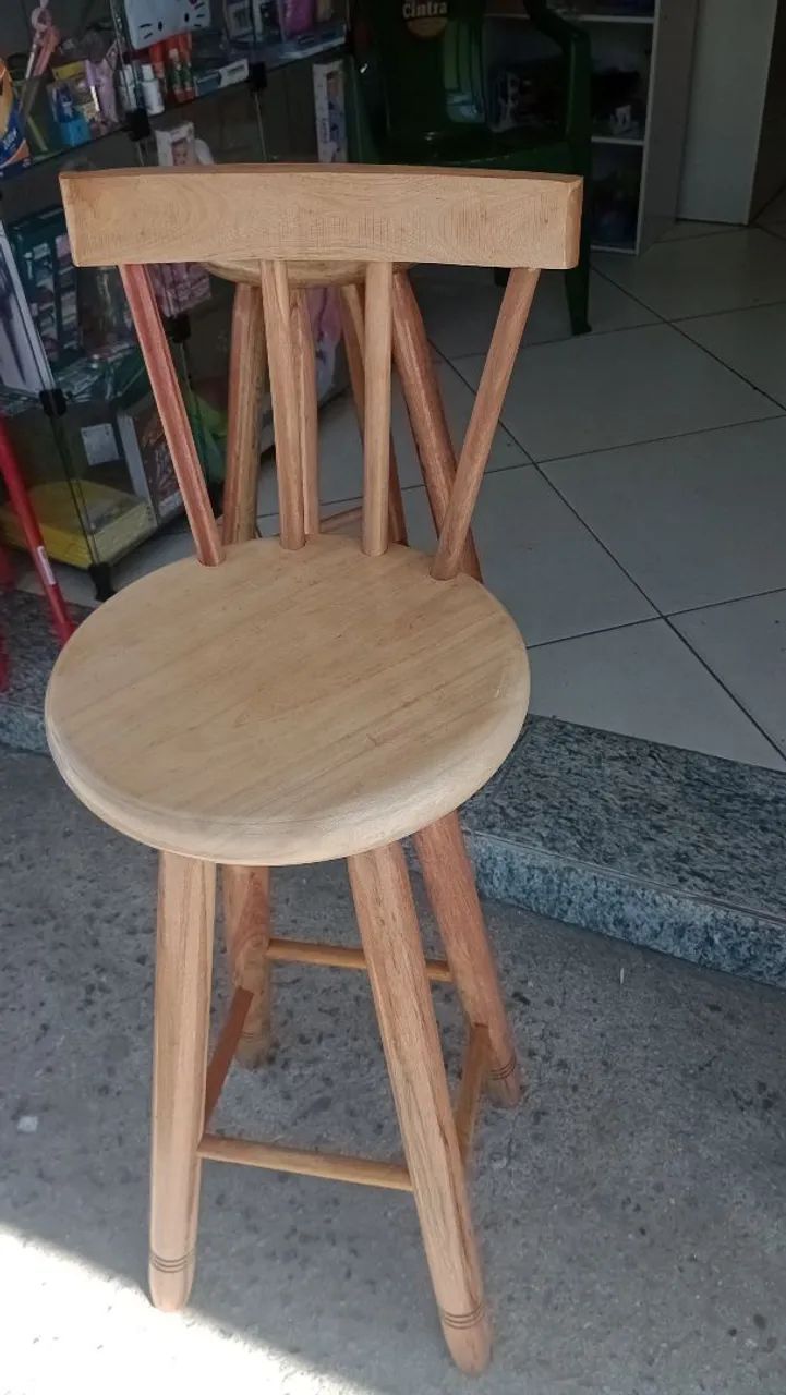 Vendo banquetas e bancos em madeira 