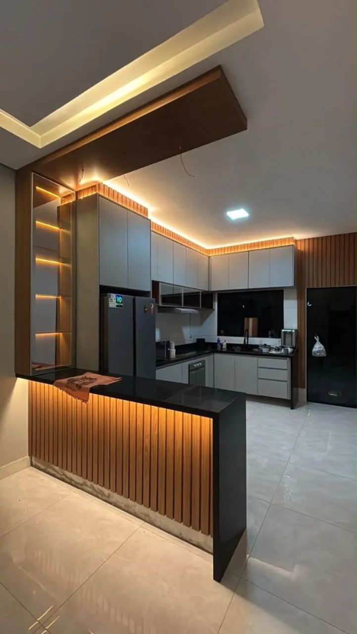 Cozinha planejada com iluminação LED 
