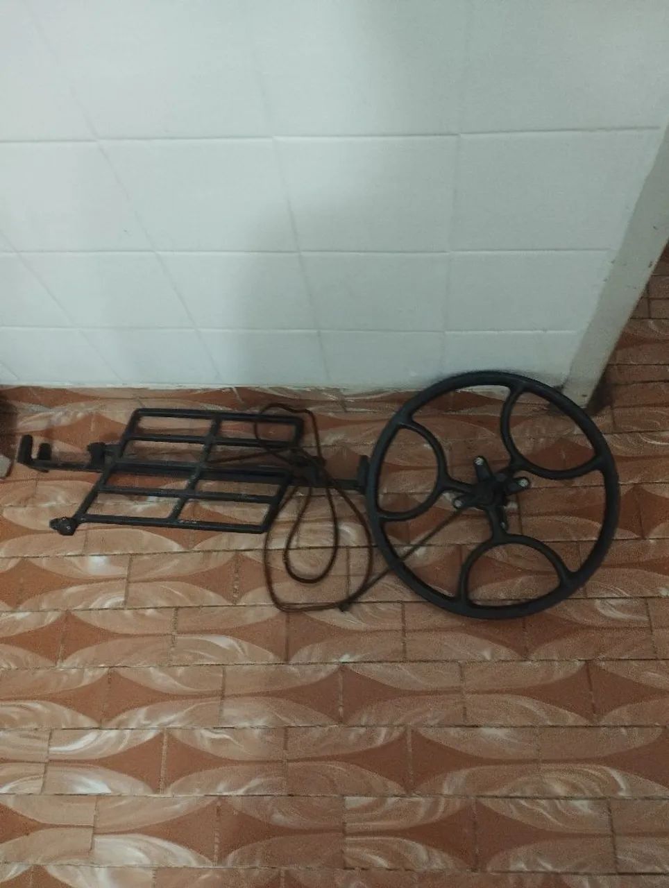 Roda e pedal de ferro da Máquina Singer - Foto 2