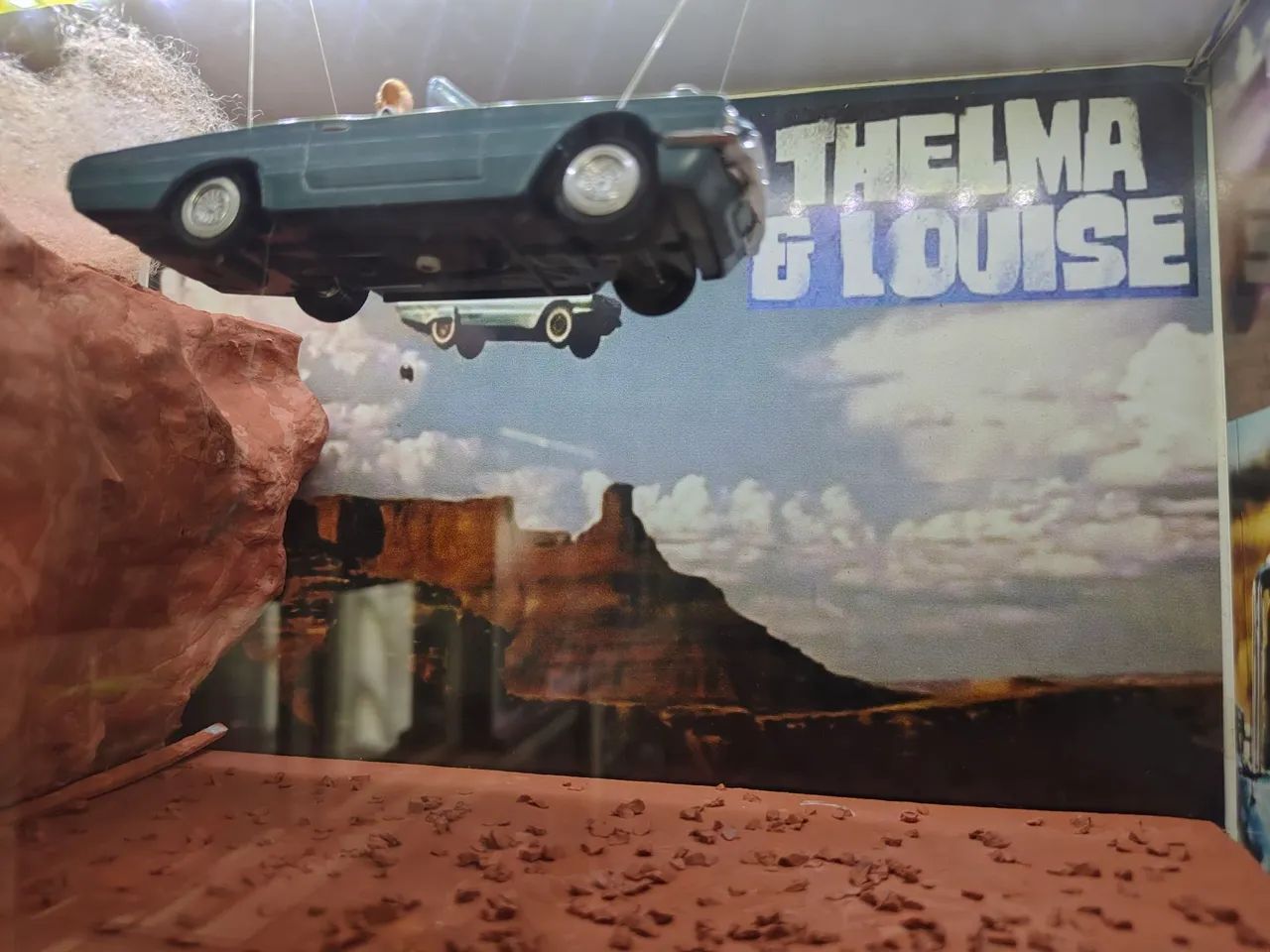 Diorama Thelma e Louise com iluminação, miniatura e figuras. - Foto 2