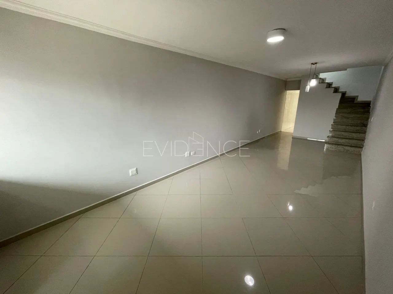 Sobrado com 3 quartos, 1 suíte e 2 vagas - Foto 2