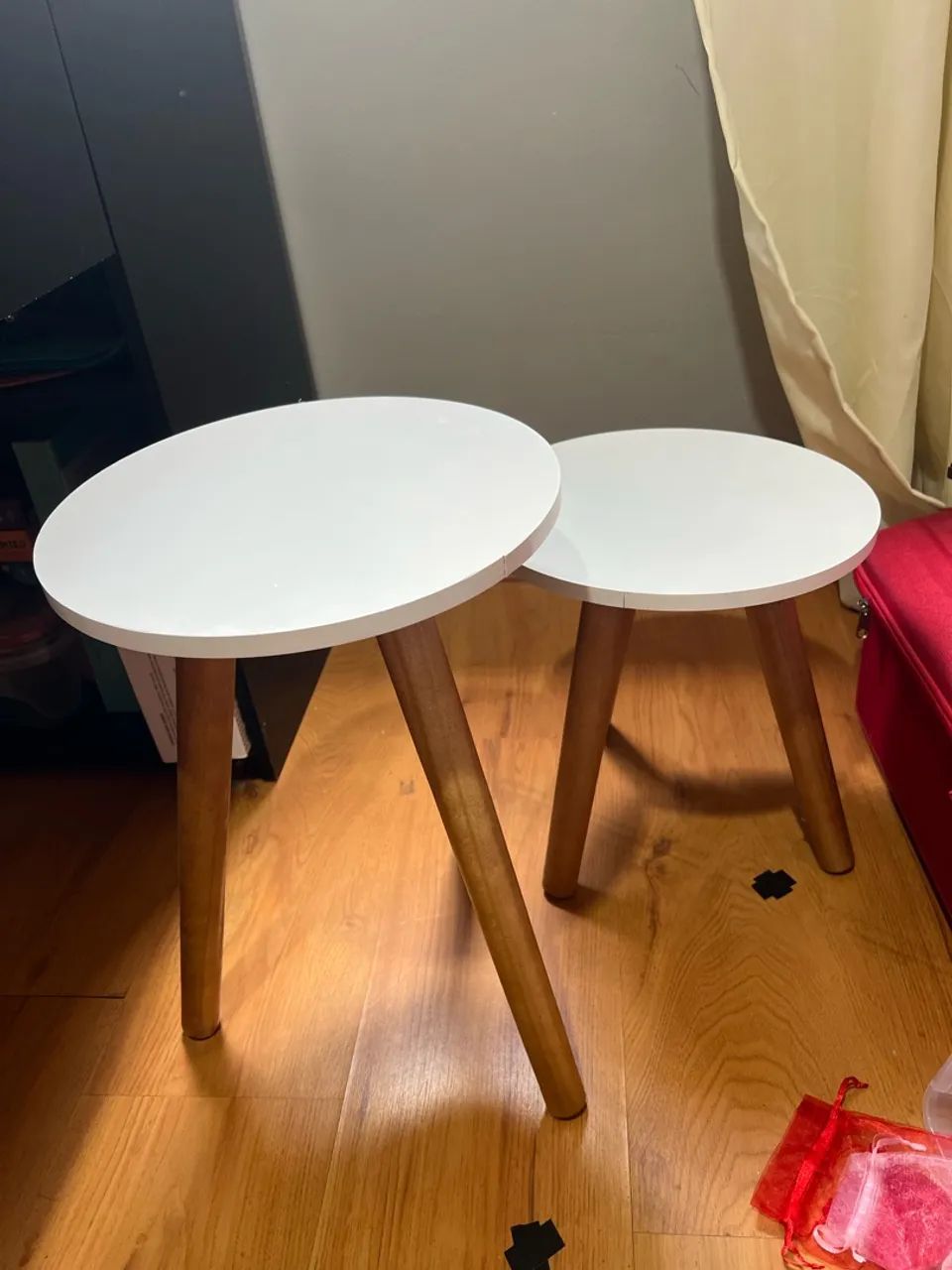 PAR DE MESINHAS DE CENTRO REDONDAS BRANCAS ?