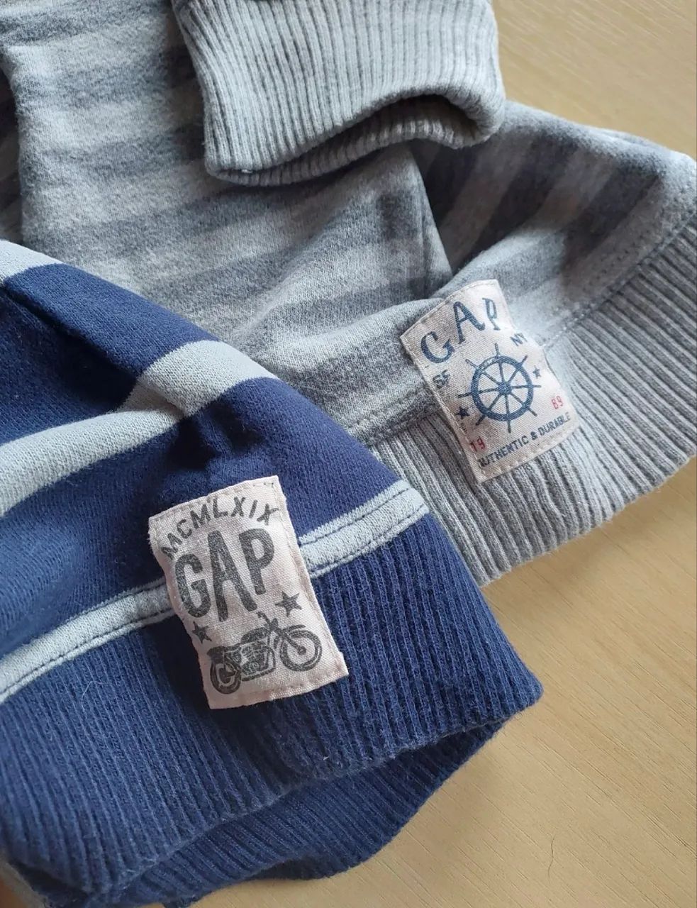 Lote 2 blusas de moletom GAP - Foto 3