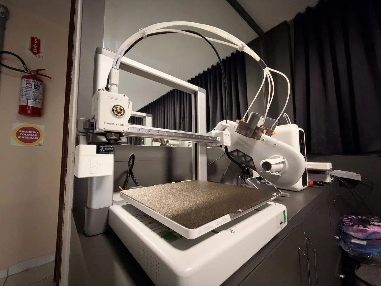 Duas impressoras 3D Bambu Lab A1combo e A1 Mini