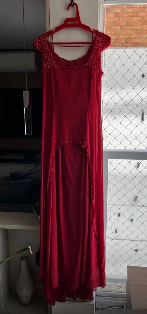 Vestido vermelho vinho com pedrarias