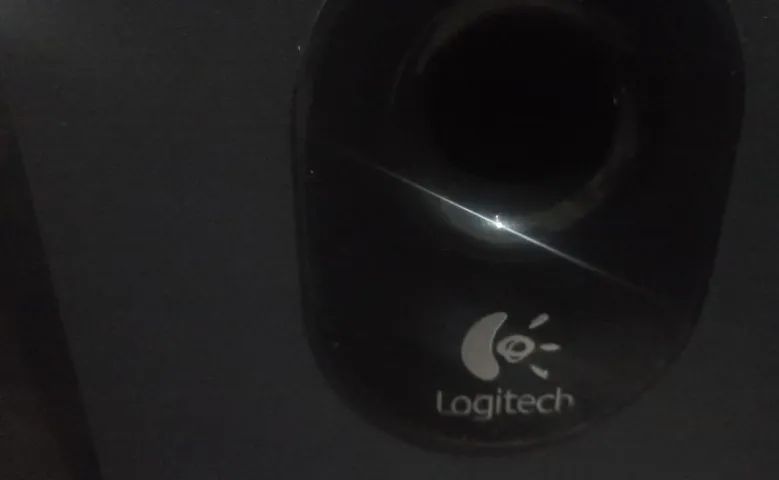 som logitech 2.1 com defeito- leia o anuncio-VENDA SO PESSOALMENTE, NAO FAÇO OLX