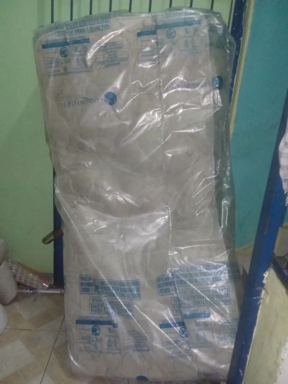 Colchão de solteiro pouco usado com plástico 