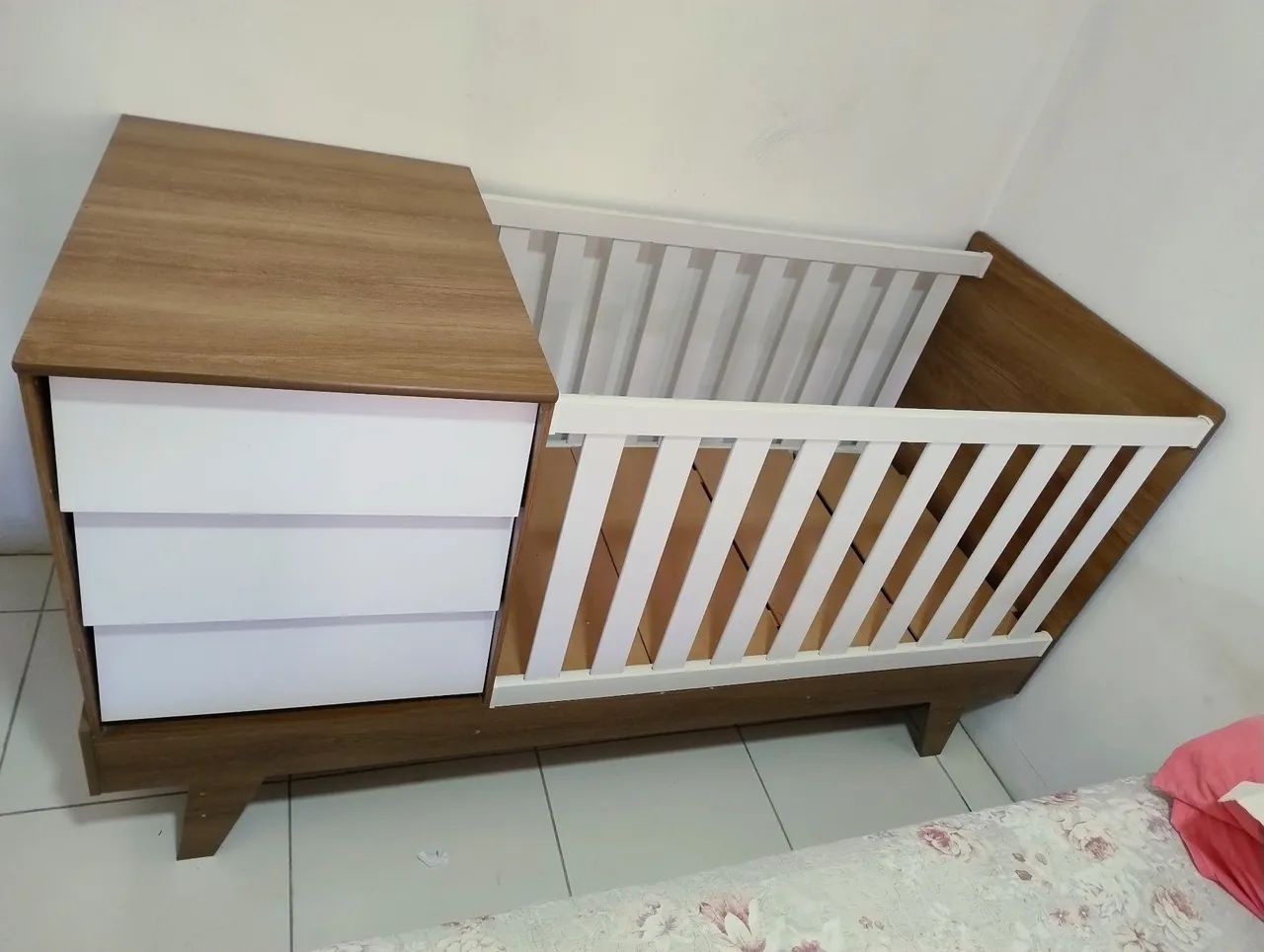 Berço vira cama em perfeito estado!