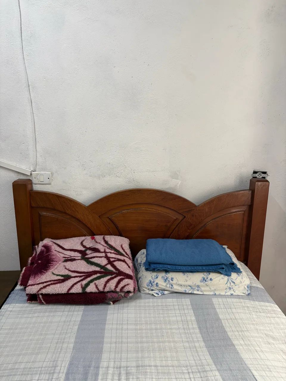 Cama de madeira maciça Ipê