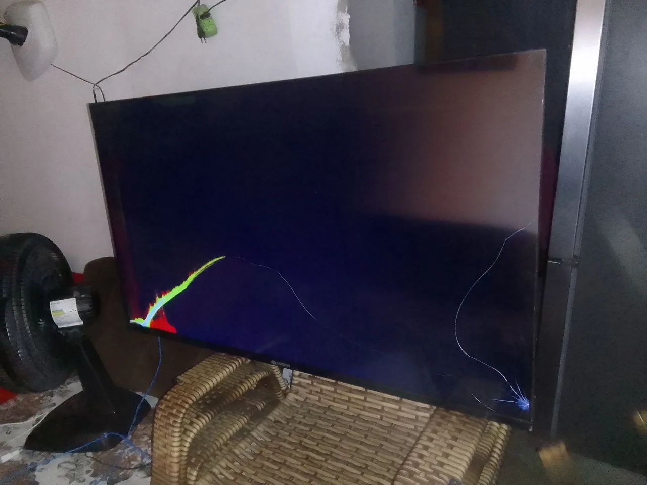 Vendo uma tv de 50 polegada com 3 meses de uso pra retirada de peça ela liga 