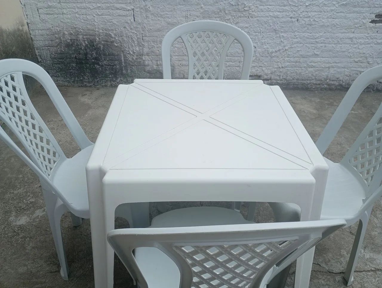 Mesa e  4  cadeiras de plástico 