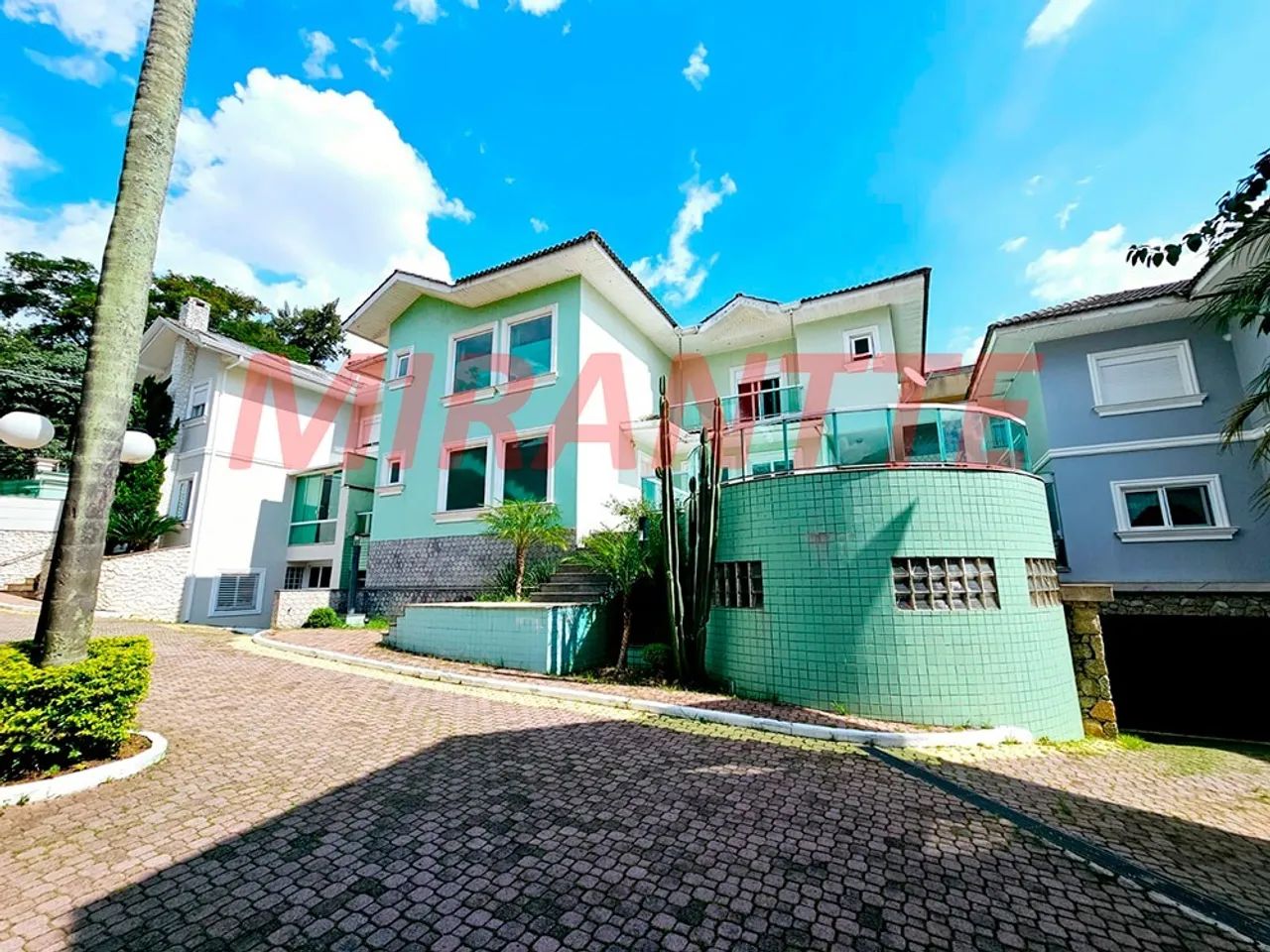 Cond. fechado de 590m² com 3 quartos em Jardim Floresta