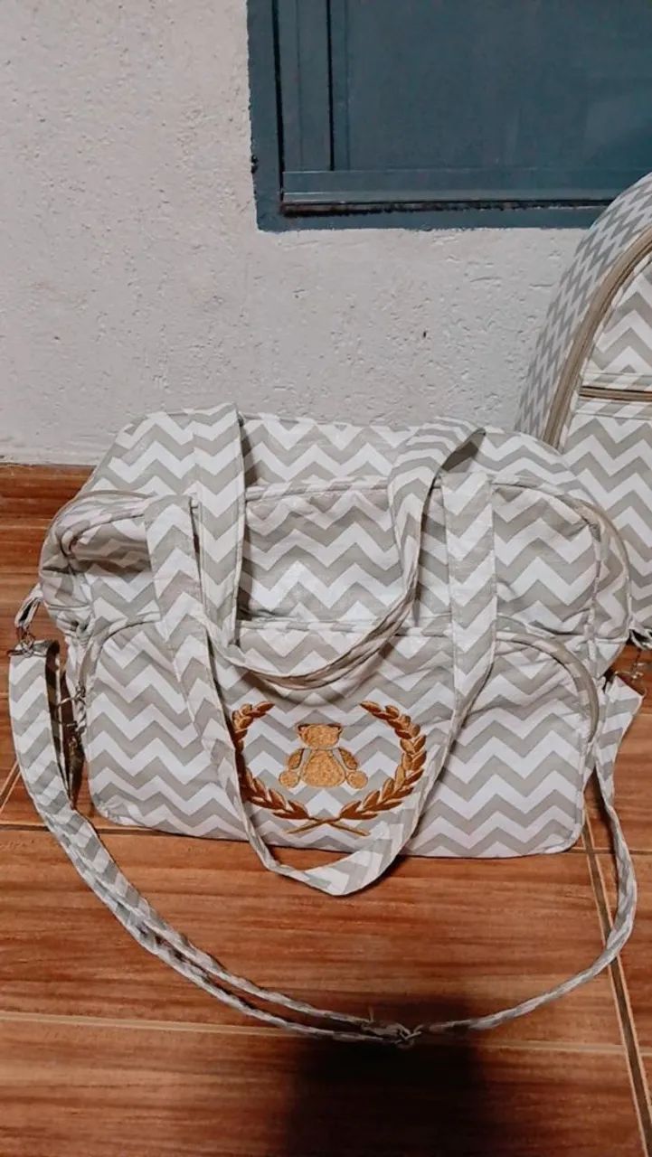 Vendo Kit Bolsa Maternidade Chevron Completo + Suporte Com Rodinhas - Com Pequenas Avarias - Foto 3