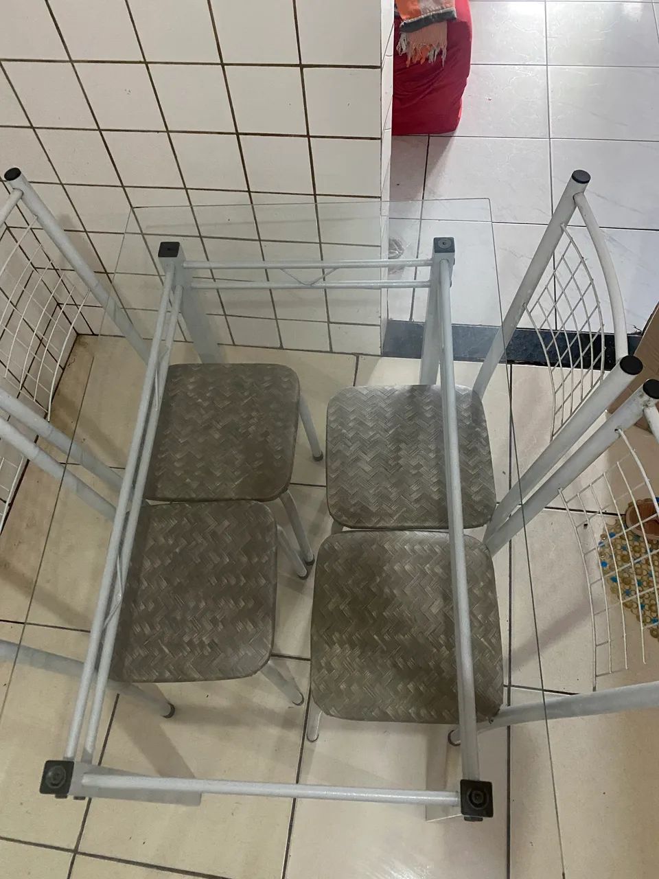 Vendo mesa de vidro com 4 cadeiras semi nova - Foto 3
