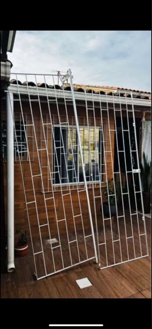 Vende se grade de ferro com portão