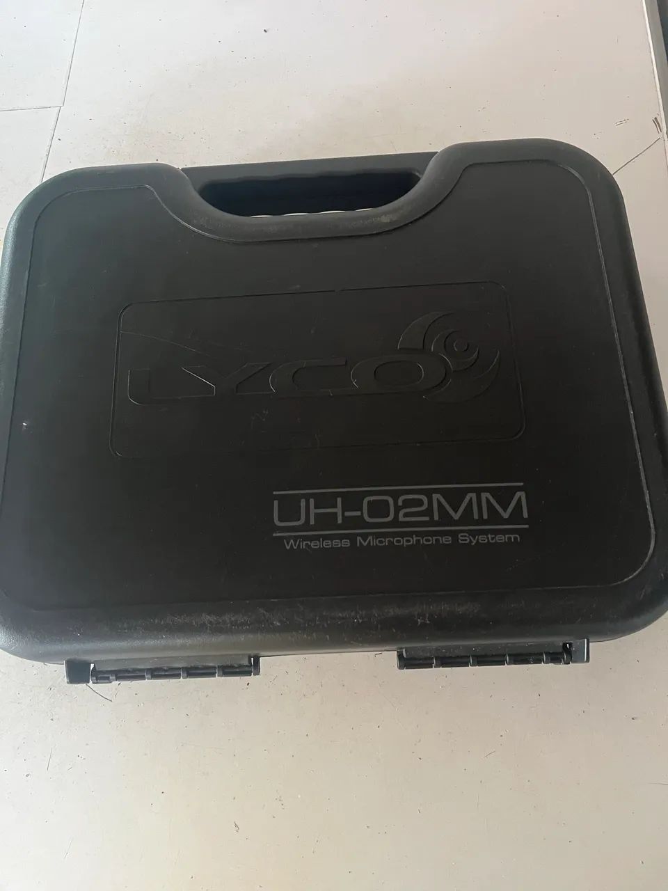 Vende se um microfone *82