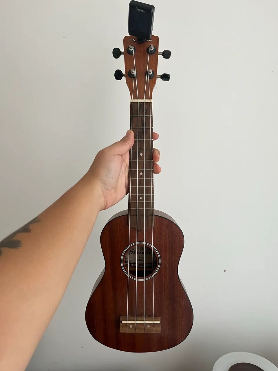 Ukulele soprano com afinador