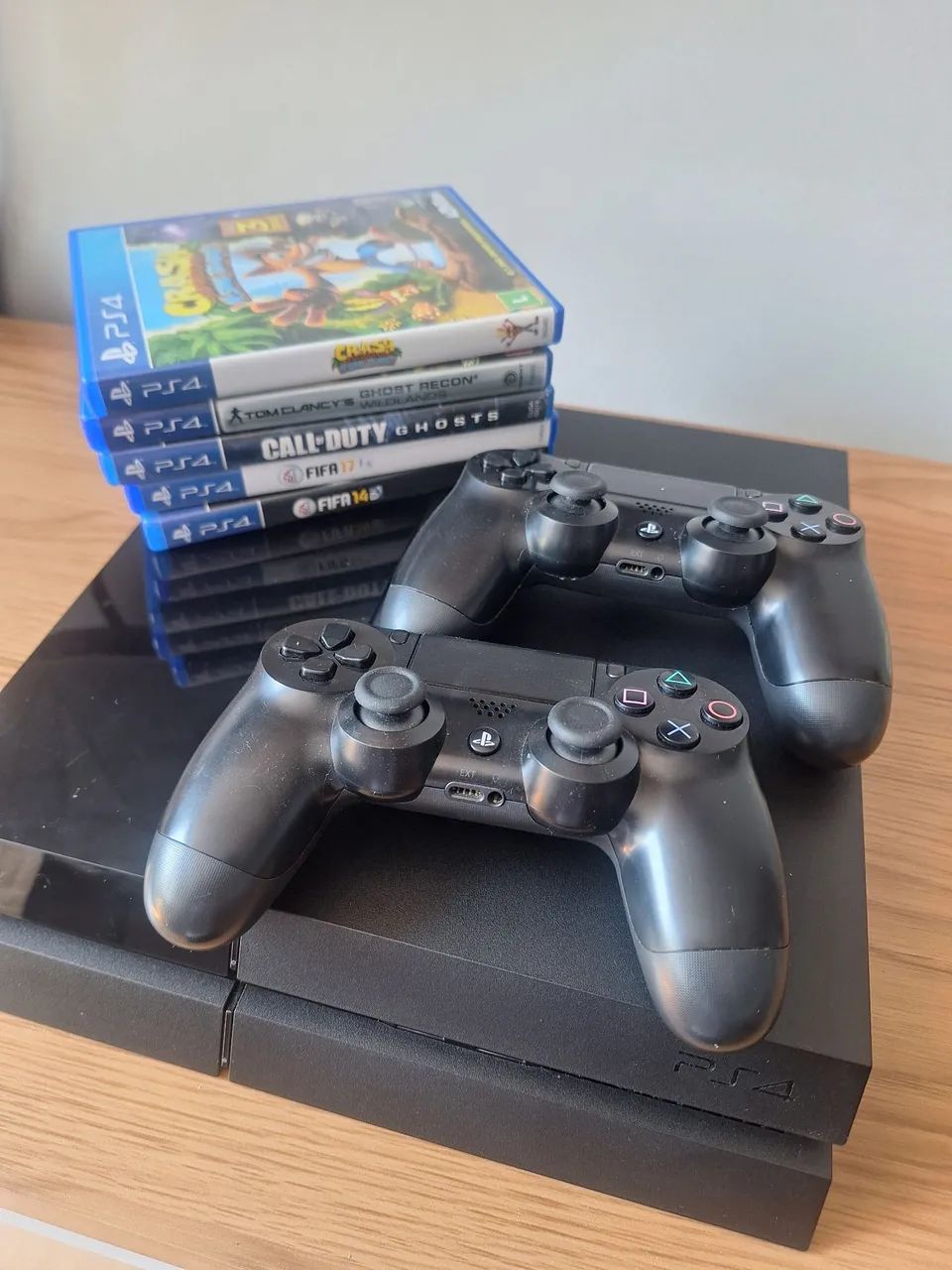 PLAYSTATION 4 + 2 controles e jogos